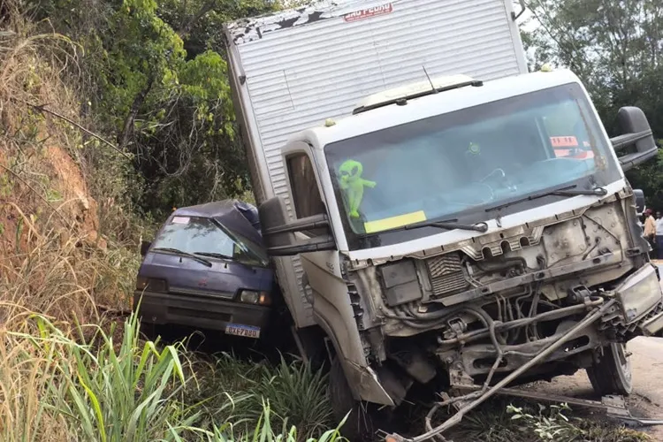 Caetité: Van do transporte escolar se envolve em acidente com caminhão na BR-030