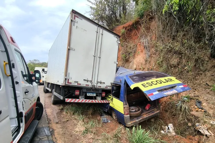 Caetité: Van do transporte escolar se envolve em acidente com caminhão na BR-030