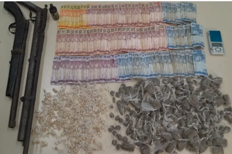 Rondesp Meio Oeste apreende armas, drogas e dinheiro em Carinhanha
