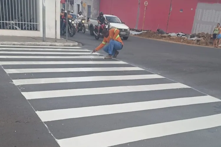 Brumado: SMTT promove requalificação da sinalização horizontal no centro comercial