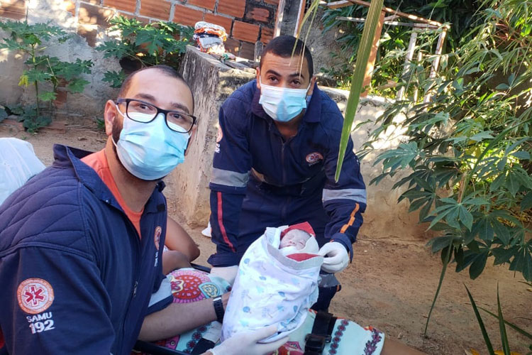 Brumado: Samu dá suporte a parto humanizado em quintal de casa; 'Ouvimos um choro de alegria', diz socorrista