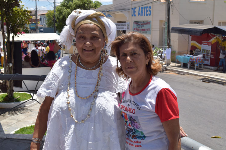 Feira de artesanato movimenta a Praça Armindo Azevedo em Brumado