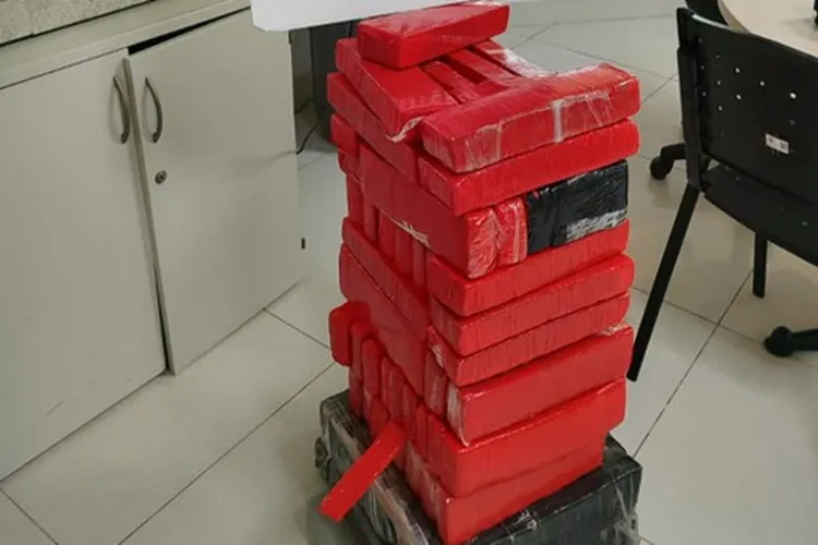 PRF apreende 61 kg de maconha abandonados na BR-116 em Vitória da Conquista