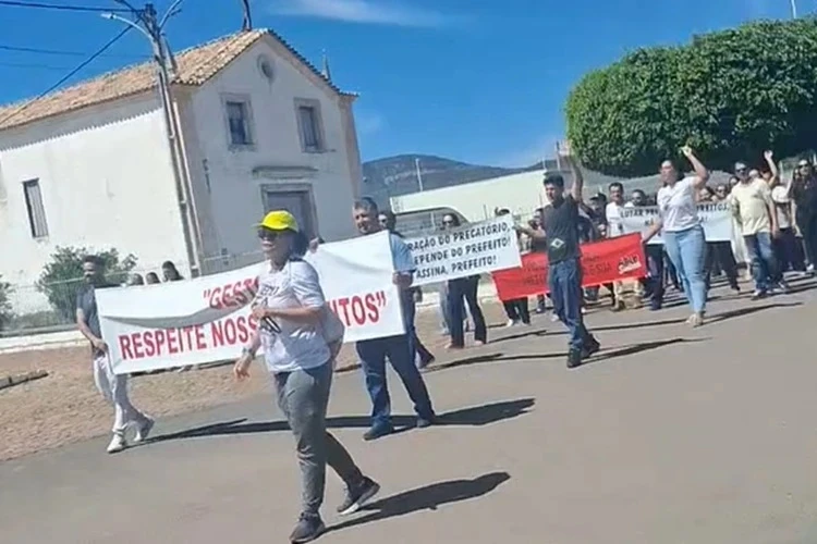 Professores de Piatã paralisam atividades contra não pagamento dos precatórios