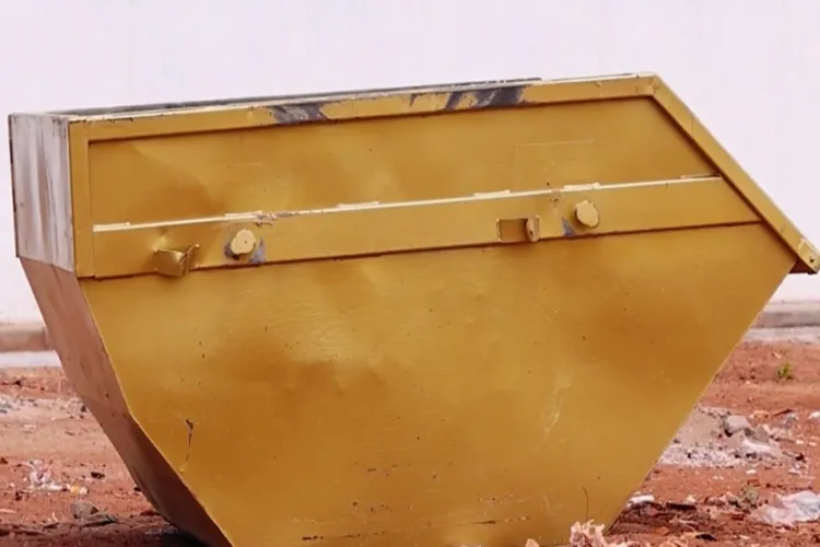 Prefeitura instala vagões de lixo em diversos pontos da cidade de Brumado