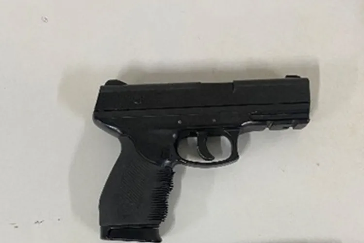 Guanambi: 17º BPM apreende simulacro de pistola após homem ameaçar clientes em bar