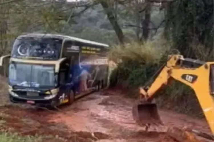 Homem foge de cadeia de Cianorte, furta ônibus e é preso após veículo atolar