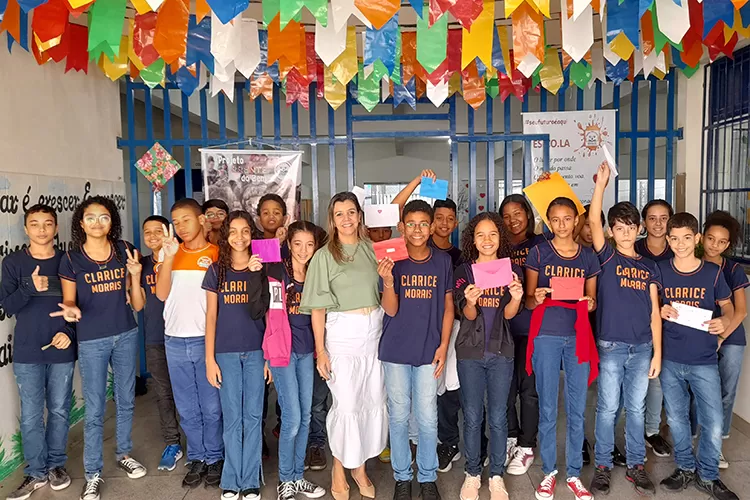 Alunos ficam emocionados com cartas enviadas pelos pais em projeto de escola de Brumado