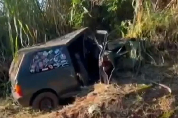 Bebê morre após carro em que estava com outras 8 pessoas bater em barranco