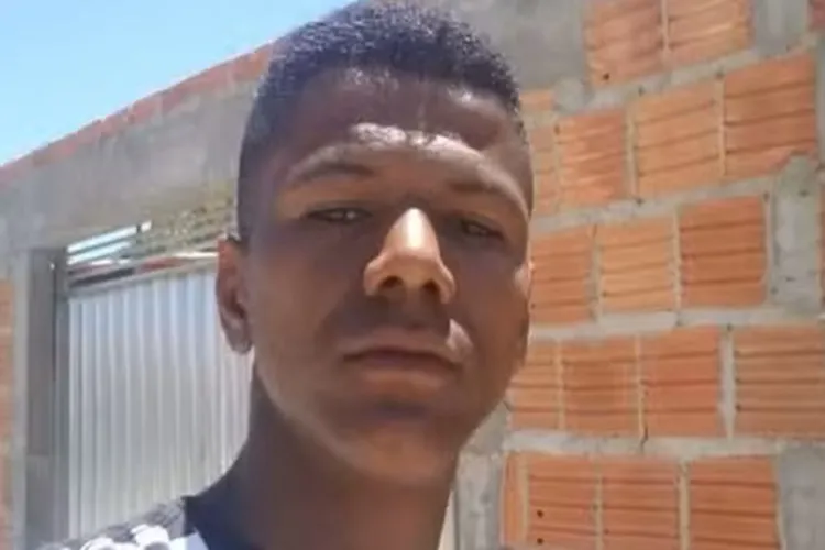 Jovem é morto a golpes de facão dentro de barbearia em Xique-Xique