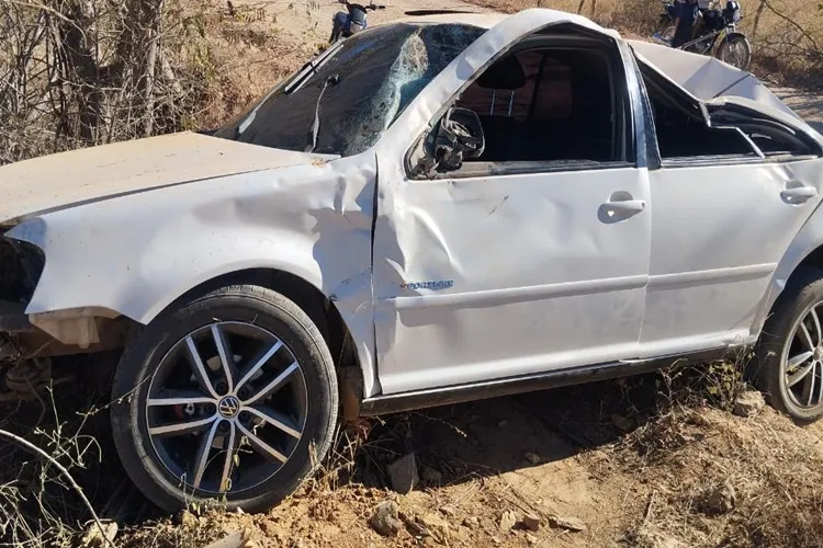 Jovem de 22 anos fica ferido após capotamento na zona rural de Urandi