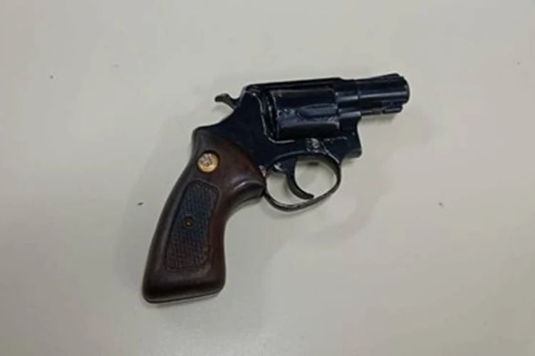 Homem é preso com arma após agredir companheira na zona rural de Guanambi