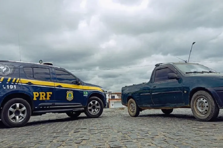 PRF recupera picape com restrição por roubo em Poções