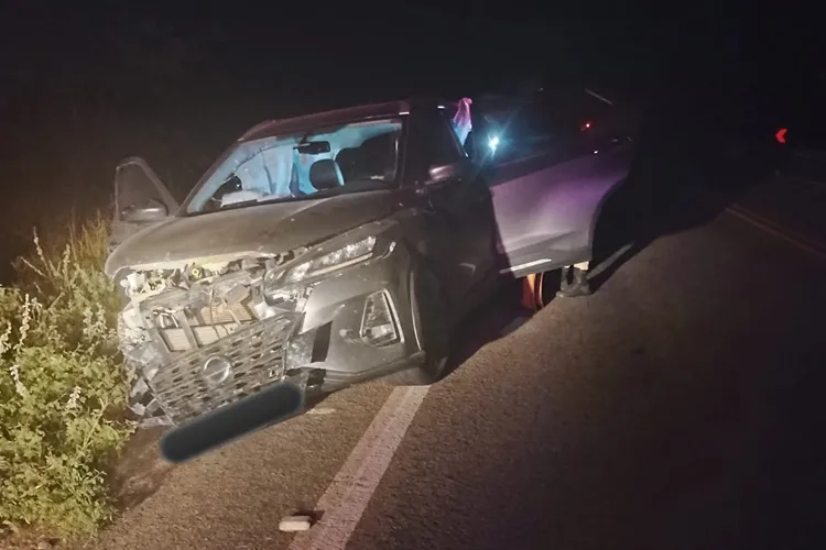 Pneu estoura e carro se choca contra mureta de ponte na BA-148 entre Dom Basílio e Brumado