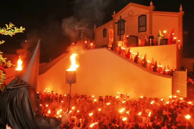 Procissão do Fogaréu reúne 60 mil fiéis em Goiás