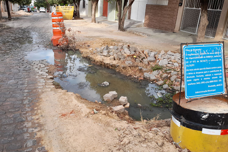 Brumado: Esgoto estourado gera transtornos e agrava saúde de residentes no lar dos idosos