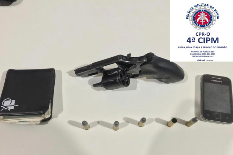 Homem é preso ostentando arma de fogo em bar na cidade de Macaúbas