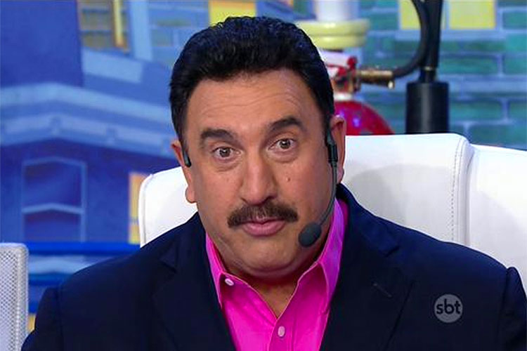 Ratinho reclama de novelas da Globo: ?Tem muito viado?