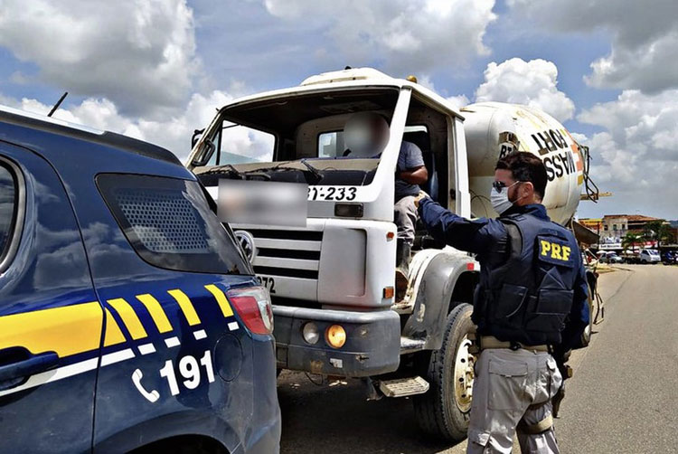 Caminhão é apreendido sem porta do motorista e para-brisa no recôncavo baiano