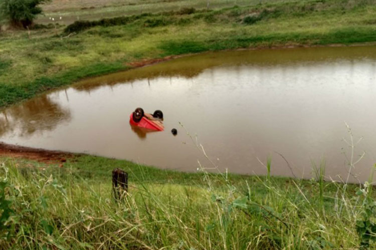 Motorista perde controle da direção e veículo cai dentro de lagoa na BA-617, entre Caculé e Ibiassucê