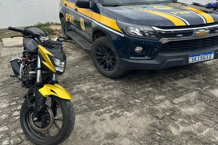 PRF recupera moto roubada dentro de ônibus na BR-116 em Vitória da Conquista