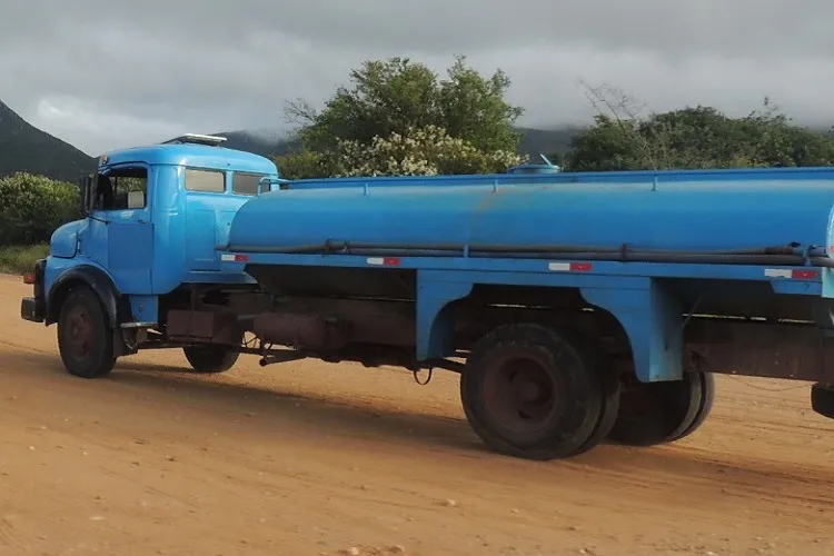Radialista afirma que vereador cobra por carros pipas cedidos pela prefeitura de Guanambi