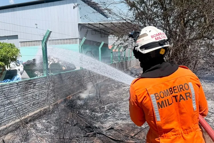 Incêndio atinge vegetação e ar-condicionado de ônibus na BA-160 em Bom Jesus da Lapa