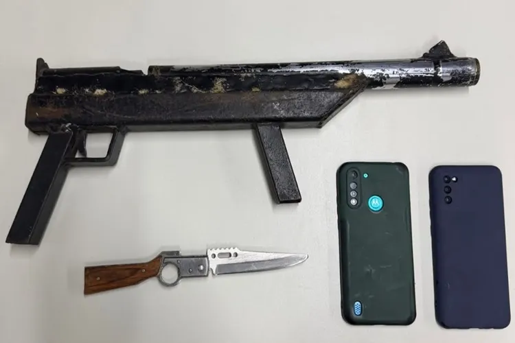 PM detém homem embriagado com canivete e réplica de pistola dentro de igreja em Anagé