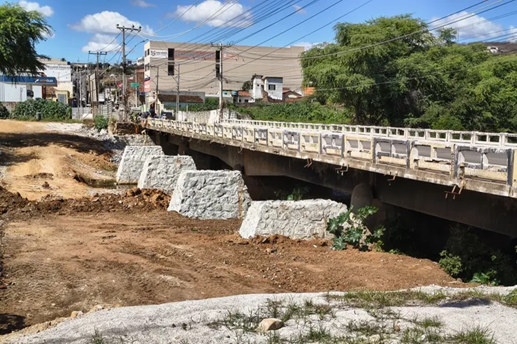 Obra em ponte de Brumado trava por burocracia e aguarda remoção de postes da Coelba