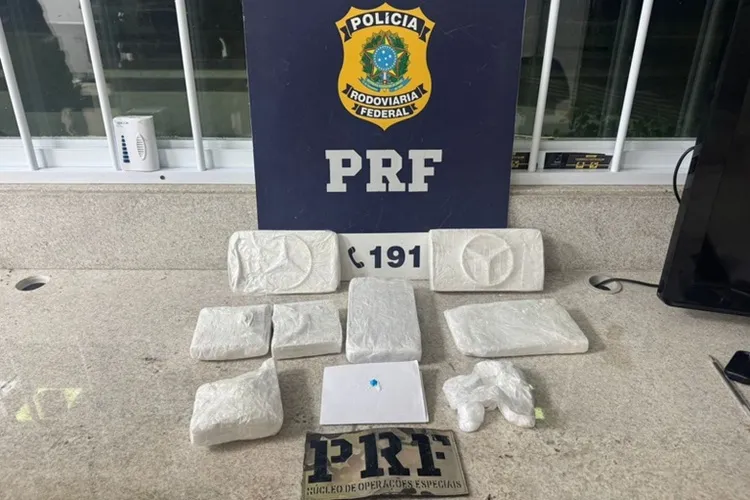 Vitória da Conquista: PRF apreende quase 5 kg de cocaína escondidos em ônibus na BR-116