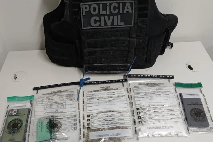 Pistola, munições e mais de 140 papelotes de cocaína são apreendidos em Rio do Antônio
