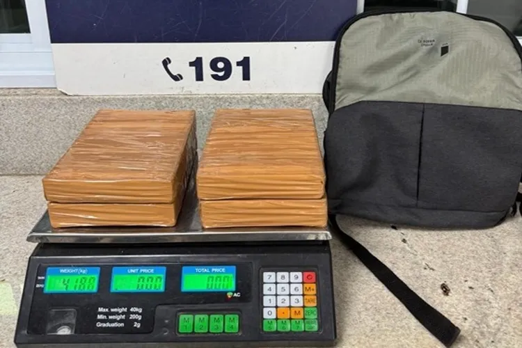 Vitória da Conquista: PRF apreende 4 kg de cocaína escondidos em mochila na BR-116