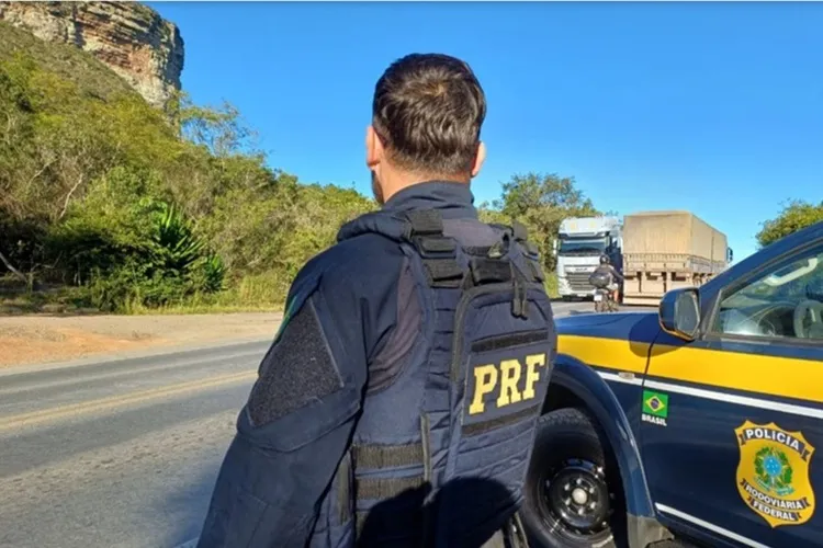 PRF presta apoio a mulher em situação de vulnerabilidade na BR-242 em Seabra