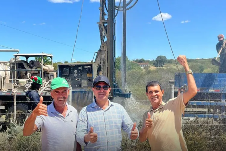 Poço perfurado em frente à igreja tem vazão recorde em Malhada de Pedras
