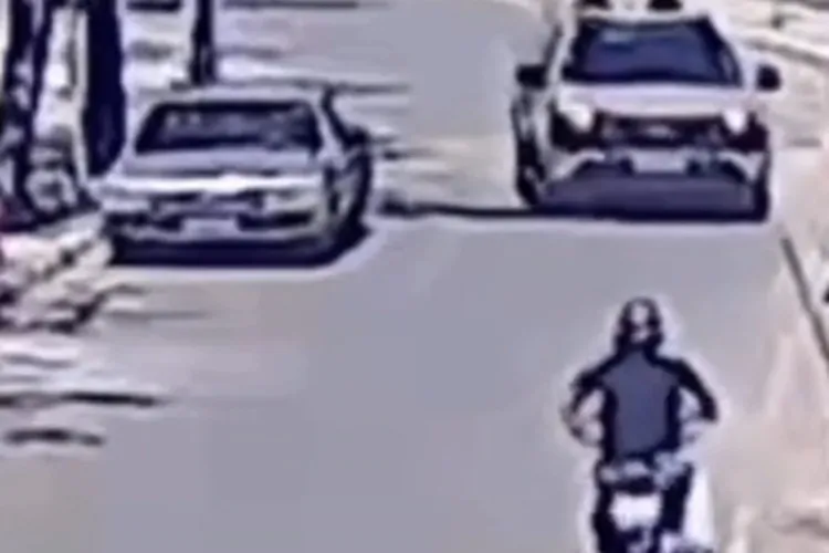 VÍDEO: Infrator sem CNH tenta fugir, cai de moto e PM descobre R$ 16 mil em multas em Aracatu