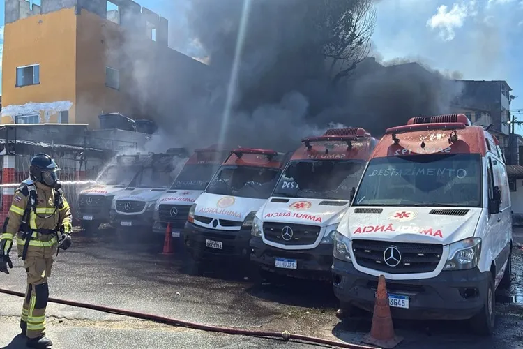 Incêndio atinge ambulâncias do Samu em pátio da Prefeitura de Salvador