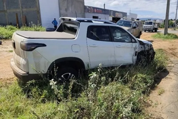 Motorista adormece ao volante e se choca contra poste na cidade de Pindaí