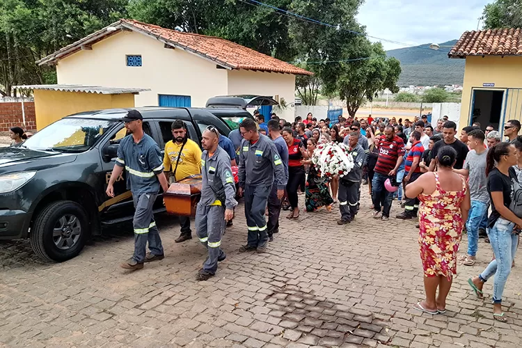 Brumado: Familiares e amigos dão último adeus a tio e sobrinho vítimas da violência desenfreada