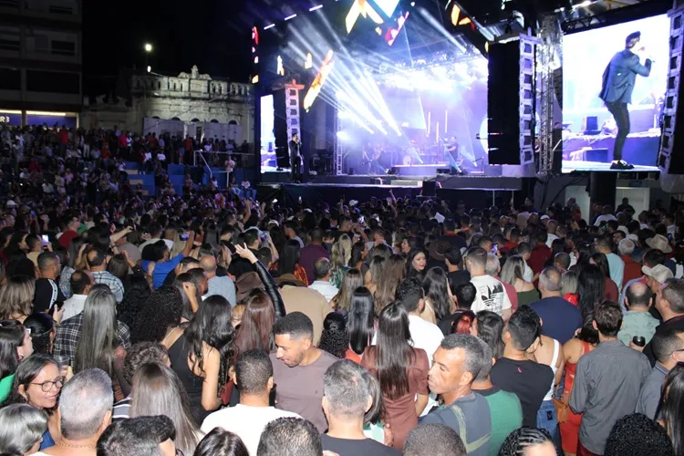 Prefeito estima 30 mil pessoas no 1º dia do São João de Macaúbas com Eduardo Costa