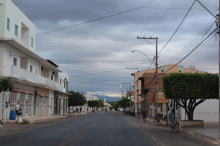 Dom Basílio: Bandidos assaltam loja de eletrônicos e levam mais de R$ 30 mil em celulares