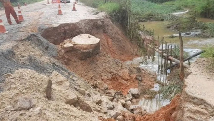 Chuva abre cratera e interdita trecho da BR-030 em Boa Nova
