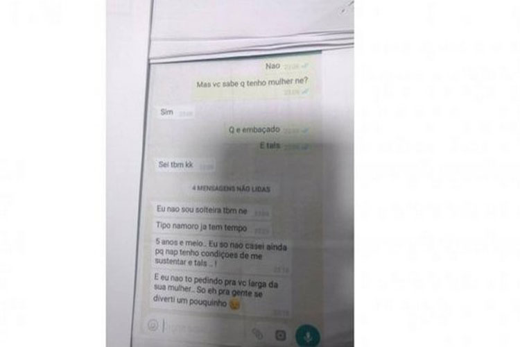 Mulher flagra papo de marido com outra no WhatsApp e manda imprimir panfletos pela cidade