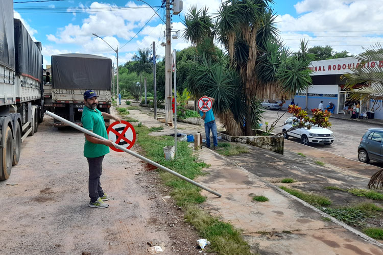 Brumado: SMTT sinaliza entrada do terminal rodoviário visando rótula no trecho