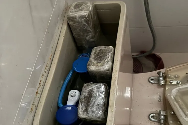Jequié: Polícia apreende 4 kg de maconha em uma caixa acoplada ao vaso sanitário