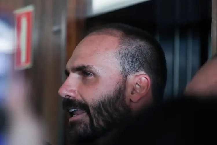 Moraes determina bloqueio de bens e contas de Eduardo Bolsonaro