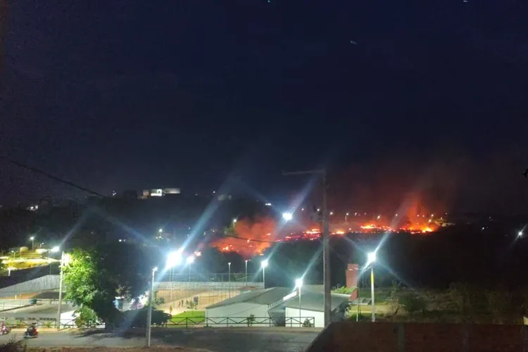 Incêndio em área de pastagem é registrado na cidade de Macaúbas