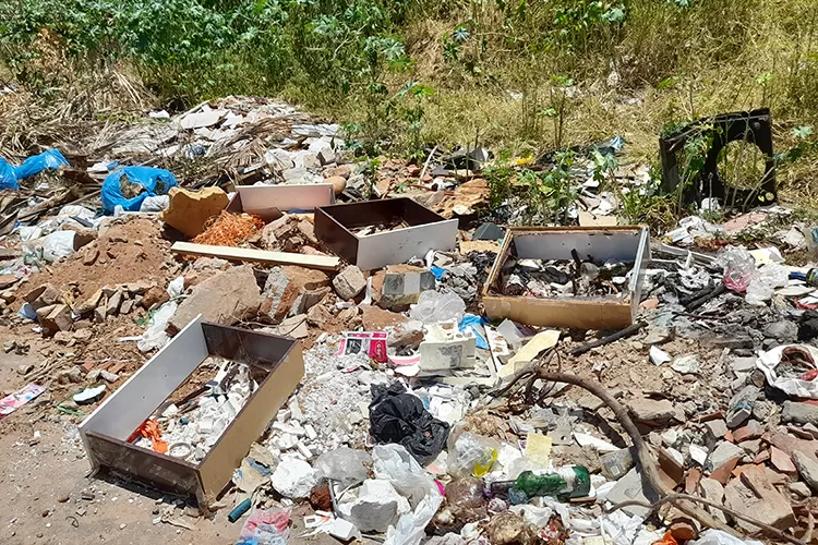 Brumado encontra dificuldades para destinar descarte de móveis velhos, lixo eletrônico e pneus