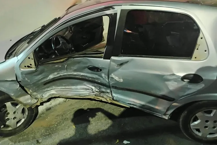 Colisão frontal e lateral entre dois Celtas deixa três feridos em Guanambi