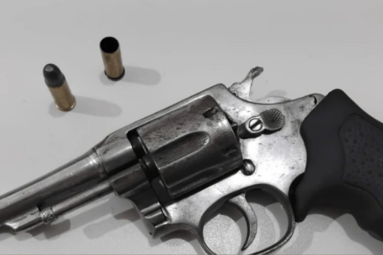 Homem é atingido por tiro acidental ao manusear arma na cidade de Cocos