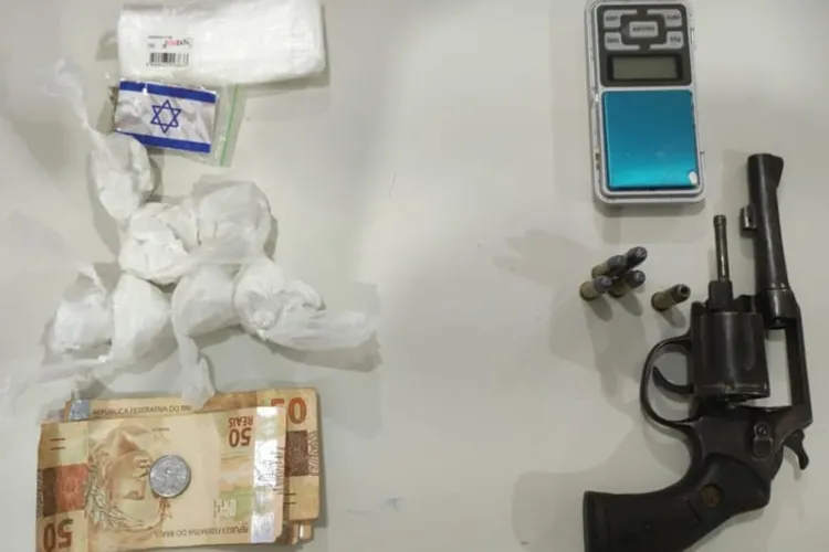 Dois homens são presos com arma, drogas e dinheiro em Vitória da Conquista